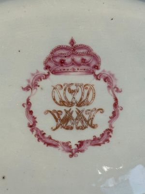 Three large oval Chinese crown-monogrammed puce-enamelled and gilt-decorated dishes, Qianlong — photo 30
