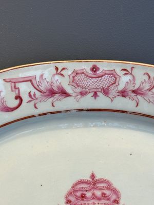 Three large oval Chinese crown-monogrammed puce-enamelled and gilt-decorated dishes, Qianlong — photo 31