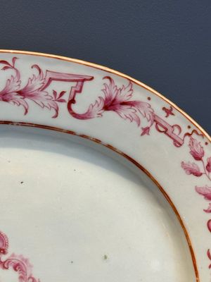 Three large oval Chinese crown-monogrammed puce-enamelled and gilt-decorated dishes, Qianlong — photo 32