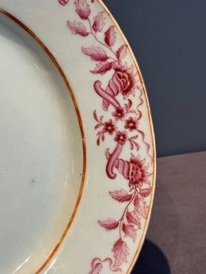 Three large oval Chinese crown-monogrammed puce-enamelled and gilt-decorated dishes, Qianlong — photo 33