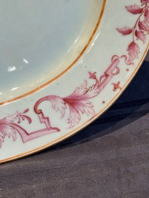 Three large oval Chinese crown-monogrammed puce-enamelled and gilt-decorated dishes, Qianlong — photo 34
