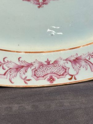 Three large oval Chinese crown-monogrammed puce-enamelled and gilt-decorated dishes, Qianlong — photo 35