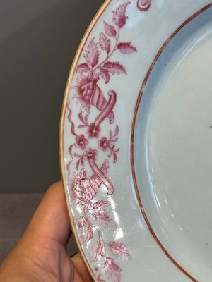 Three large oval Chinese crown-monogrammed puce-enamelled and gilt-decorated dishes, Qianlong — photo 36