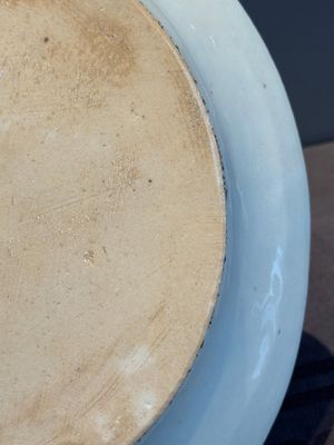 Three large oval Chinese crown-monogrammed puce-enamelled and gilt-decorated dishes, Qianlong — photo 39