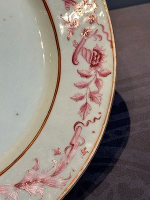 Three large oval Chinese crown-monogrammed puce-enamelled and gilt-decorated dishes, Qianlong — photo 7