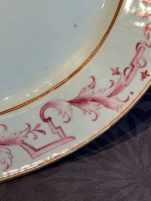 Three large oval Chinese crown-monogrammed puce-enamelled and gilt-decorated dishes, Qianlong — photo 8