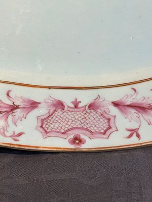 Three large oval Chinese crown-monogrammed puce-enamelled and gilt-decorated dishes, Qianlong — photo 9