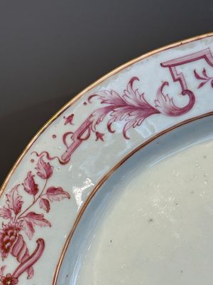 Three large oval Chinese crown-monogrammed puce-enamelled and gilt-decorated dishes, Qianlong — photo 10