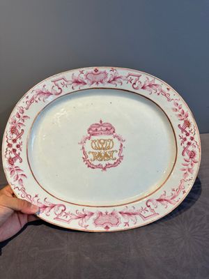 Three large oval Chinese crown-monogrammed puce-enamelled and gilt-decorated dishes, Qianlong — photo 2