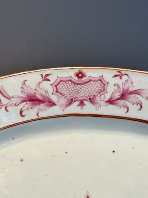 Three large oval Chinese crown-monogrammed puce-enamelled and gilt-decorated dishes, Qianlong — photo 4