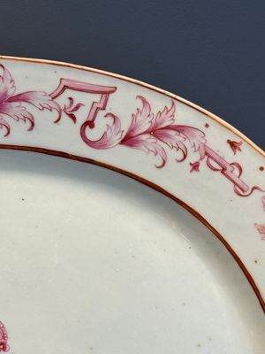 Three large oval Chinese crown-monogrammed puce-enamelled and gilt-decorated dishes, Qianlong — photo 5