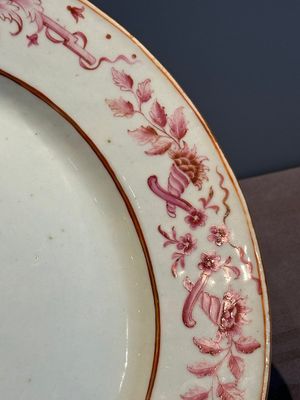 Three large oval Chinese crown-monogrammed puce-enamelled and gilt-decorated dishes, Qianlong — photo 6
