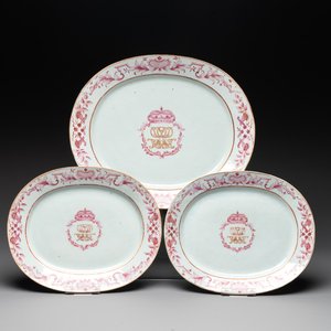 Three large oval Chinese crown-monogrammed puce-enamelled and gilt-decorated dishes, Qianlong — photo 1