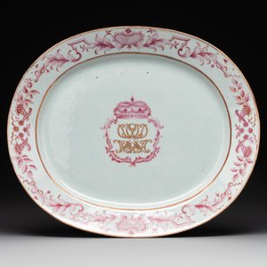 Three large oval Chinese crown-monogrammed puce-enamelled and gilt-decorated dishes, Qianlong — photo 2