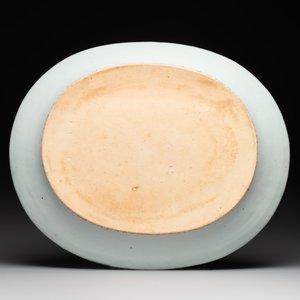 Three large oval Chinese crown-monogrammed puce-enamelled and gilt-decorated dishes, Qianlong — photo 3