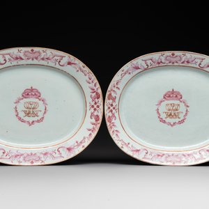 Three large oval Chinese crown-monogrammed puce-enamelled and gilt-decorated dishes, Qianlong — photo 4