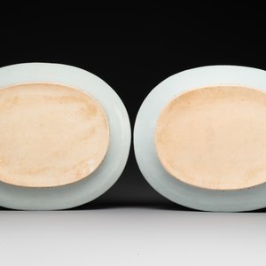 Three large oval Chinese crown-monogrammed puce-enamelled and gilt-decorated dishes, Qianlong — photo 5