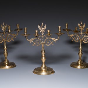 Three large Polish or Prussian bronze 'shabbat' candlesticks crowned with double eagles, 17th C. — 照片 1