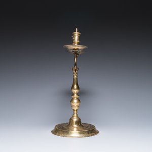 Three large Polish or Prussian bronze 'shabbat' candlesticks crowned with double eagles, 17th C. — 照片 11