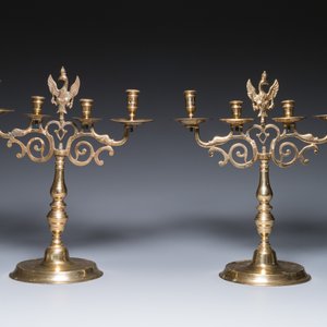 Three large Polish or Prussian bronze 'shabbat' candlesticks crowned with double eagles, 17th C. — 照片 4