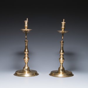 Three large Polish or Prussian bronze 'shabbat' candlesticks crowned with double eagles, 17th C. — 照片 5