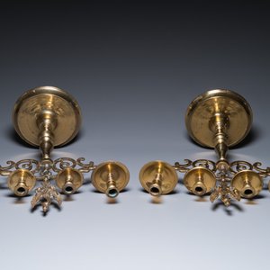 Three large Polish or Prussian bronze 'shabbat' candlesticks crowned with double eagles, 17th C. — 照片 6