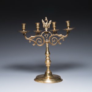 Three large Polish or Prussian bronze 'shabbat' candlesticks crowned with double eagles, 17th C. — 照片 8