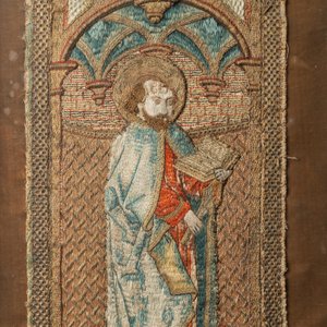 Three linen, silk- and silverthread orphrey fragments depicting Saint Agricola of Bologna, Saint Leonard and Saint Thomas, early 16th C. — photo 3