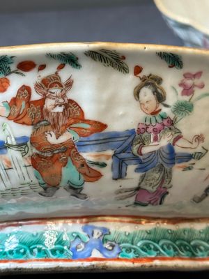 Three lobbed Chinese famille rose bowls, Yongzheng mark, 19th C. — 照片 17