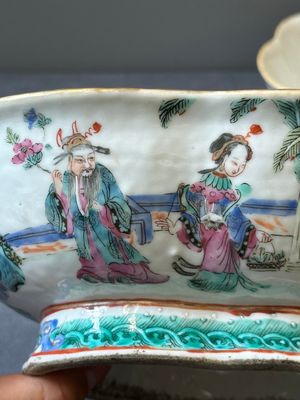 Three lobbed Chinese famille rose bowls, Yongzheng mark, 19th C. — 照片 18