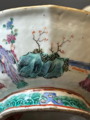 Three lobbed Chinese famille rose bowls, Yongzheng mark, 19th C. — 照片 19