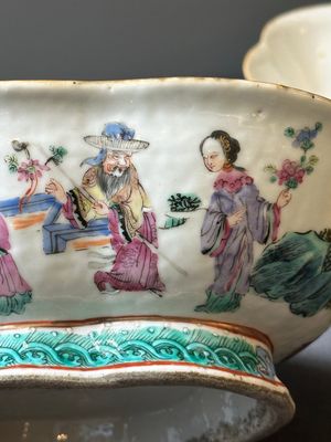 Three lobbed Chinese famille rose bowls, Yongzheng mark, 19th C. — 照片 20