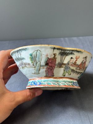 Three lobbed Chinese famille rose bowls, Yongzheng mark, 19th C. — 照片 3