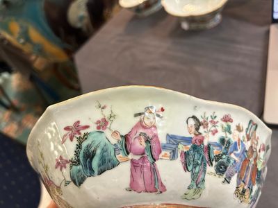 Three lobbed Chinese famille rose bowls, Yongzheng mark, 19th C. — 照片 5