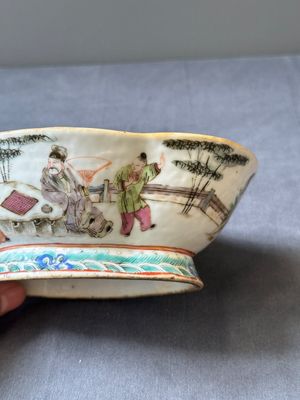Three lobbed Chinese famille rose bowls, Yongzheng mark, 19th C. — 照片 8