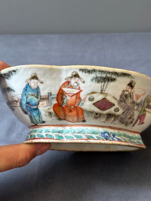 Three lobbed Chinese famille rose bowls, Yongzheng mark, 19th C. — 照片 9