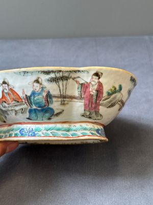 Three lobbed Chinese famille rose bowls, Yongzheng mark, 19th C. — 照片 10