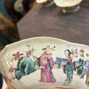 Three lobbed Chinese famille rose bowls, Yongzheng mark, 19th C. — 照片 5