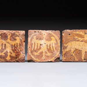 Three medieval slip-decorated tiles with eagles and a stag, England, 15th C. — 照片 1