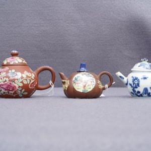 Three miniature Chinese Yixing and blue and white teapots, Kangxi and later — 照片 12