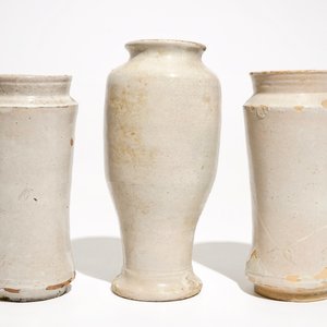 Three monochrome white maiolica albarelli, Italy, 17/18th C. — photo 3