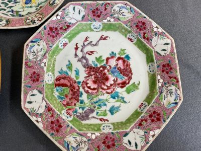 Three octagonal Chinese famille rose dishes, Yongzheng/Qianlong — photo 4