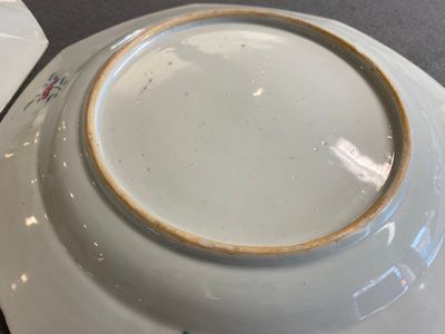 Three octagonal Chinese famille rose dishes, Yongzheng/Qianlong — photo 9