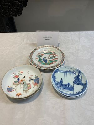 Three pairs of Chinese blue and white, famille rose and wucai saucers and plates, Tianqi and later — photo 1