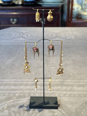 Three pairs of gold earrings with pearls and two gold pendants, Roman Era, 2nd/3rd C. — photo 1
