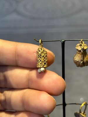 Three pairs of gold earrings with pearls and two gold pendants, Roman Era, 2nd/3rd C. — photo 2