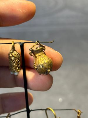Three pairs of gold earrings with pearls and two gold pendants, Roman Era, 2nd/3rd C. — photo 3