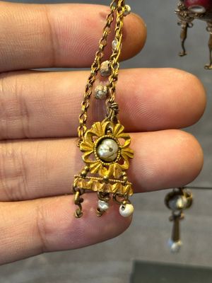 Three pairs of gold earrings with pearls and two gold pendants, Roman Era, 2nd/3rd C. — photo 4