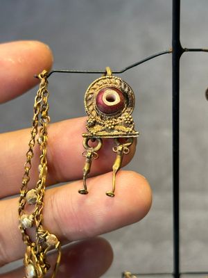 Three pairs of gold earrings with pearls and two gold pendants, Roman Era, 2nd/3rd C. — photo 5