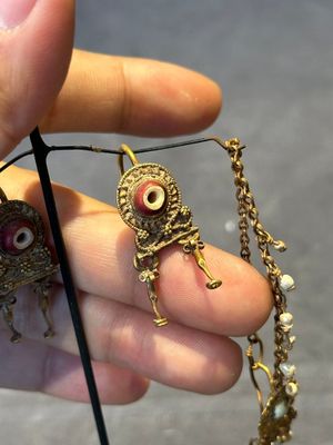 Three pairs of gold earrings with pearls and two gold pendants, Roman Era, 2nd/3rd C. — photo 6